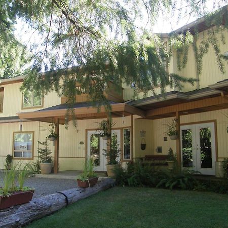 Cedar Wood Lodge Bed & Breakfast Inn Порт Алберни Екстериор снимка