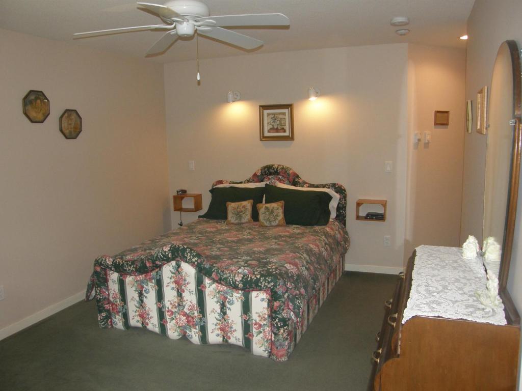 Cedar Wood Lodge Bed & Breakfast Inn Порт Алберни Екстериор снимка