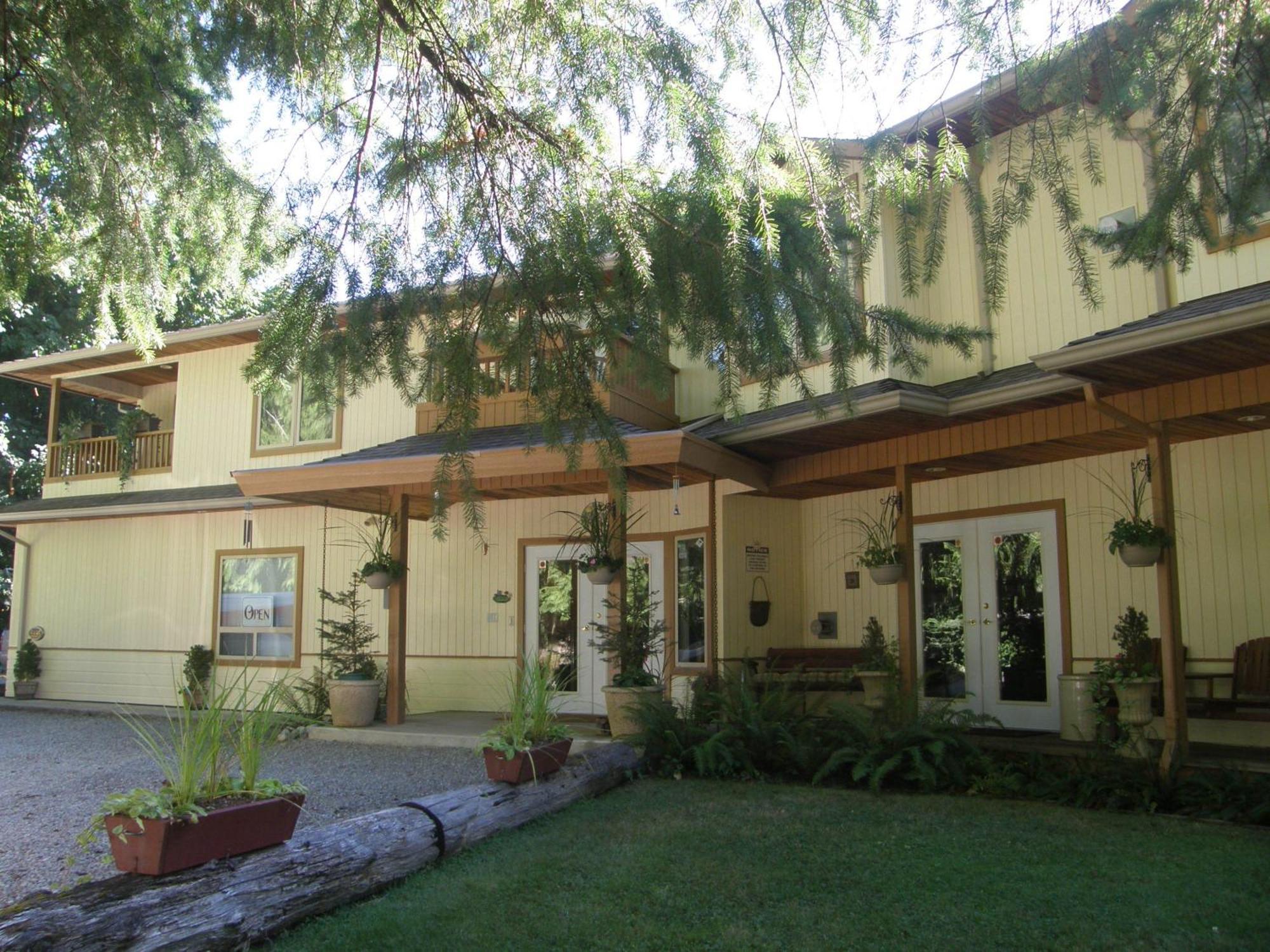 Cedar Wood Lodge Bed & Breakfast Inn Порт Алберни Екстериор снимка