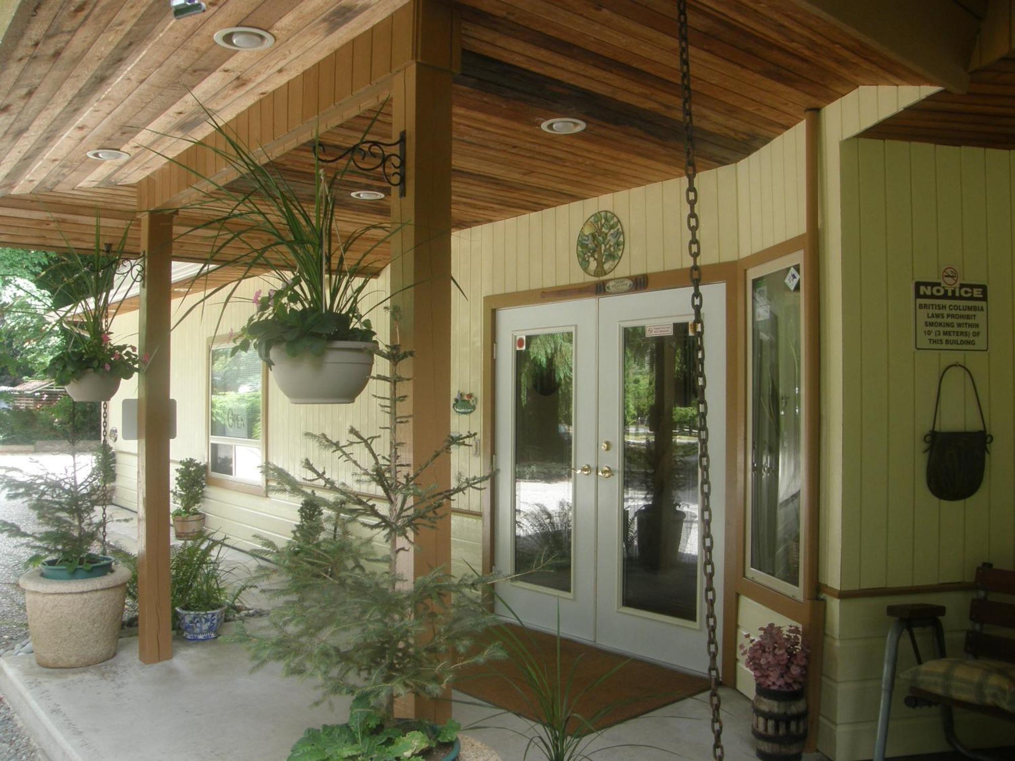 Cedar Wood Lodge Bed & Breakfast Inn Порт Алберни Екстериор снимка