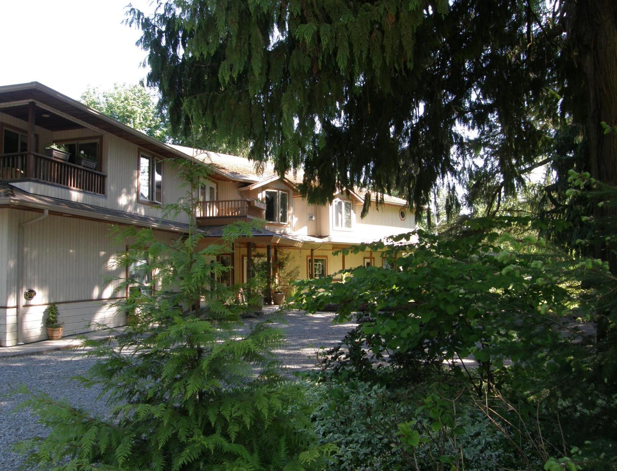 Cedar Wood Lodge Bed & Breakfast Inn Порт Алберни Екстериор снимка
