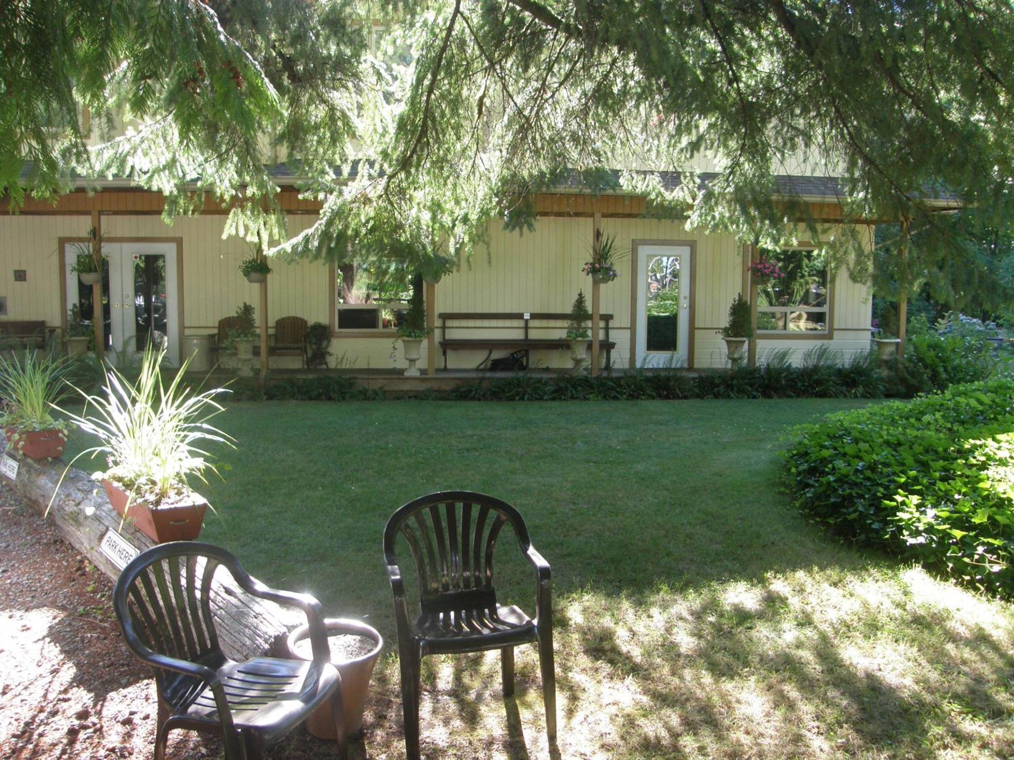 Cedar Wood Lodge Bed & Breakfast Inn Порт Алберни Екстериор снимка