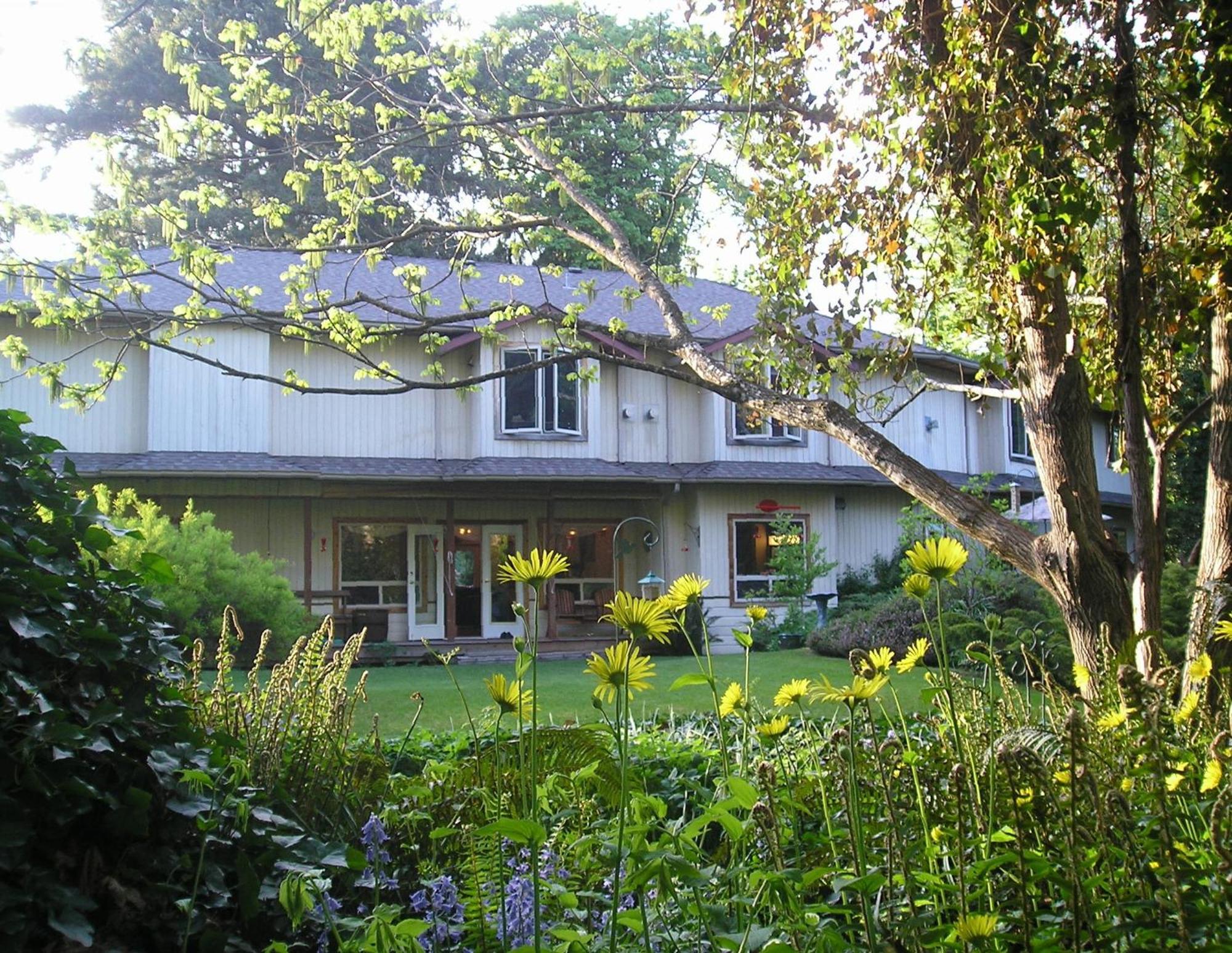 Cedar Wood Lodge Bed & Breakfast Inn Порт Алберни Екстериор снимка
