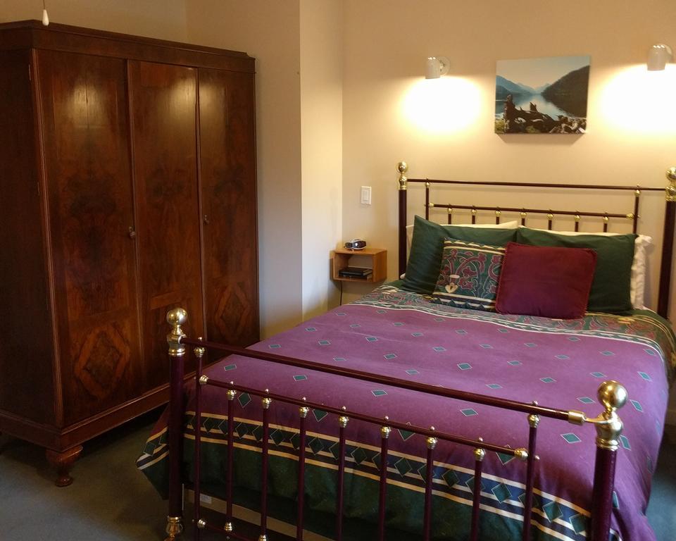 Cedar Wood Lodge Bed & Breakfast Inn Порт Алберни Екстериор снимка