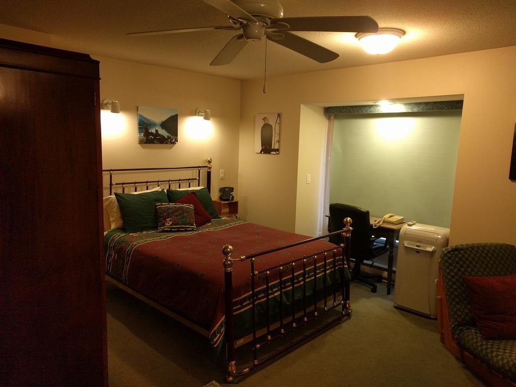 Cedar Wood Lodge Bed & Breakfast Inn Порт Алберни Екстериор снимка