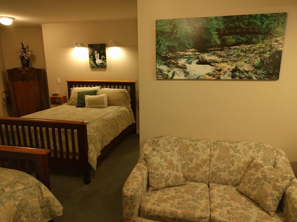Cedar Wood Lodge Bed & Breakfast Inn Порт Алберни Екстериор снимка