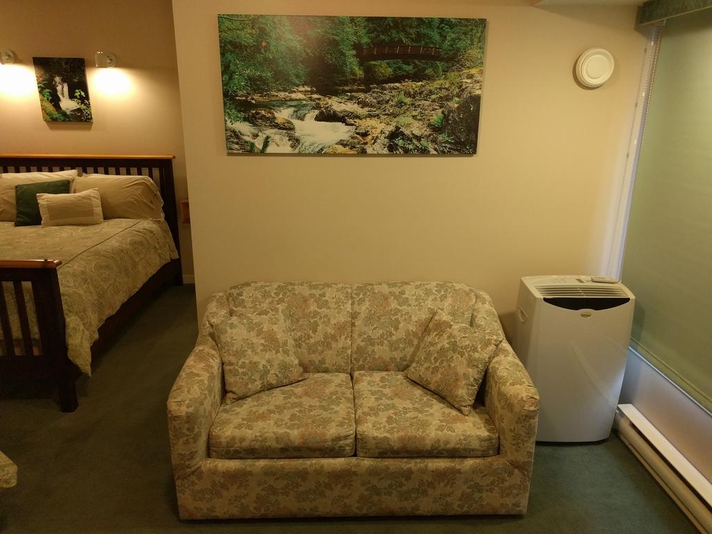 Cedar Wood Lodge Bed & Breakfast Inn Порт Алберни Екстериор снимка
