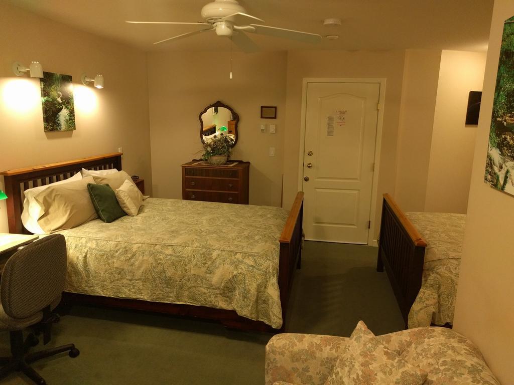 Cedar Wood Lodge Bed & Breakfast Inn Порт Алберни Екстериор снимка