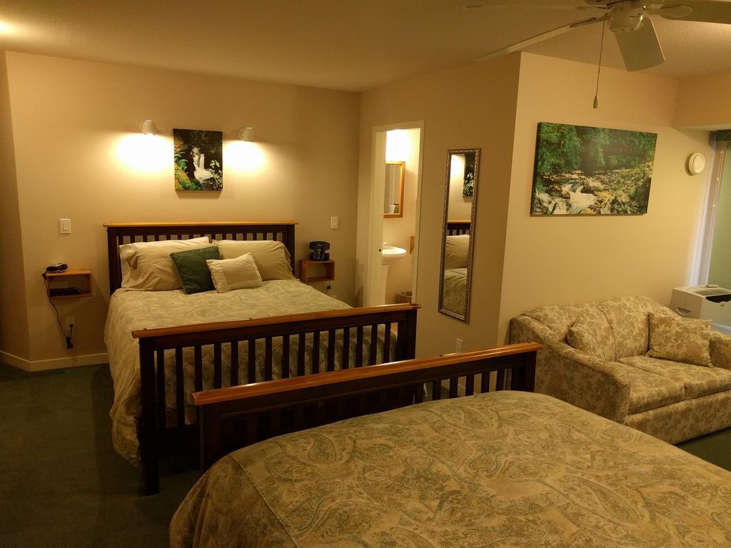 Cedar Wood Lodge Bed & Breakfast Inn Порт Алберни Екстериор снимка