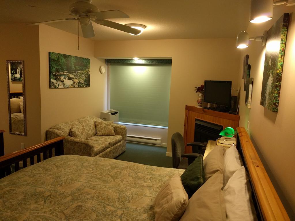 Cedar Wood Lodge Bed & Breakfast Inn Порт Алберни Екстериор снимка
