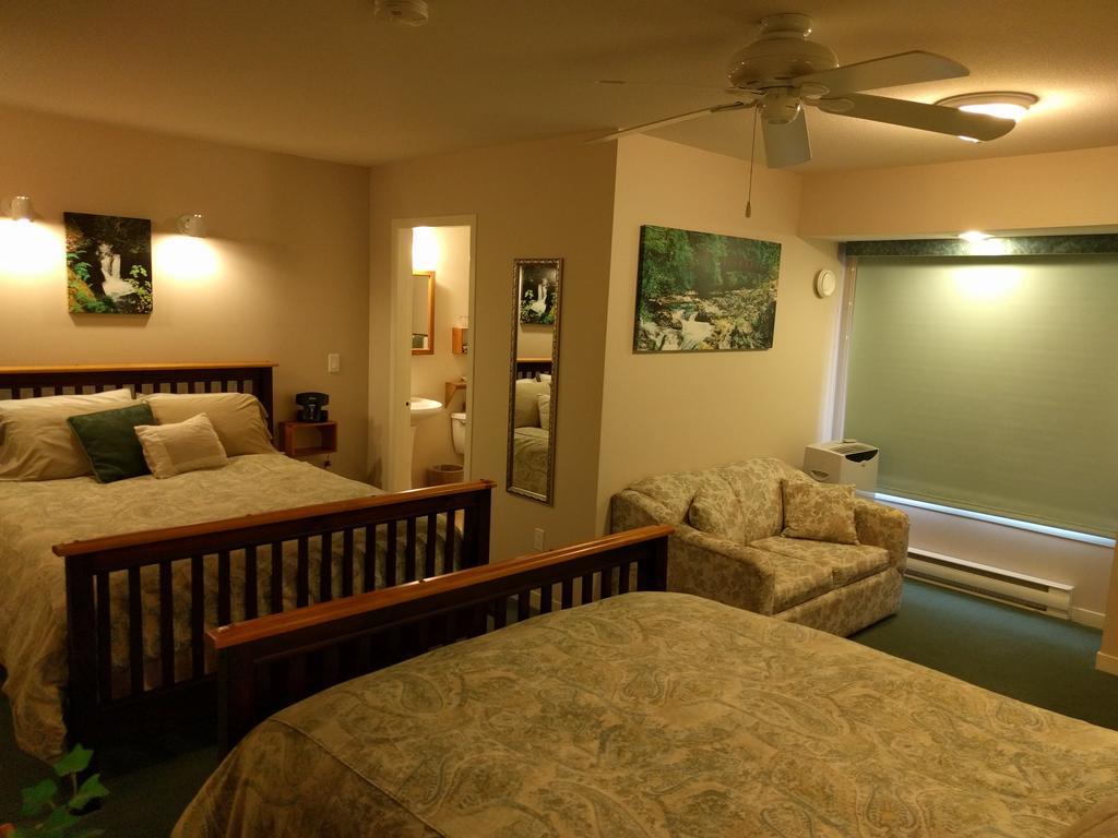 Cedar Wood Lodge Bed & Breakfast Inn Порт Алберни Екстериор снимка