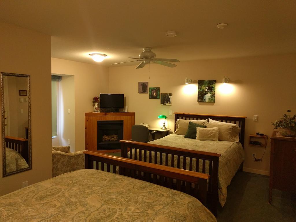 Cedar Wood Lodge Bed & Breakfast Inn Порт Алберни Екстериор снимка