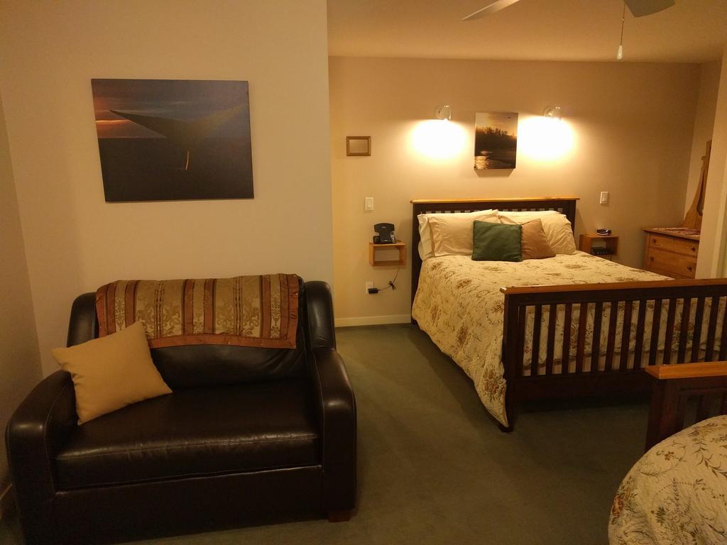 Cedar Wood Lodge Bed & Breakfast Inn Порт Алберни Екстериор снимка