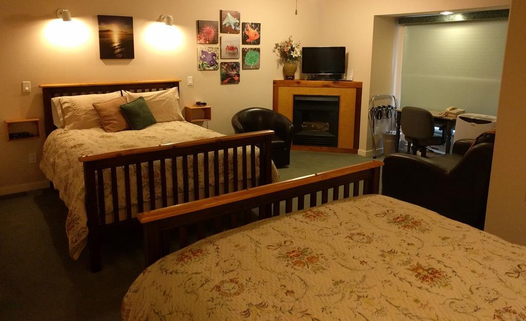Cedar Wood Lodge Bed & Breakfast Inn Порт Алберни Екстериор снимка