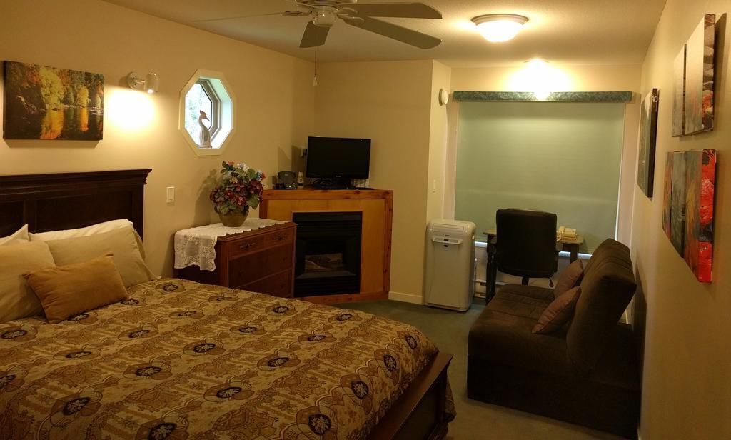 Cedar Wood Lodge Bed & Breakfast Inn Порт Алберни Екстериор снимка