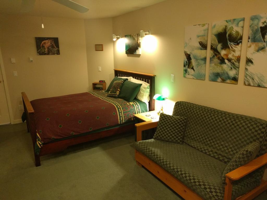 Cedar Wood Lodge Bed & Breakfast Inn Порт Алберни Екстериор снимка