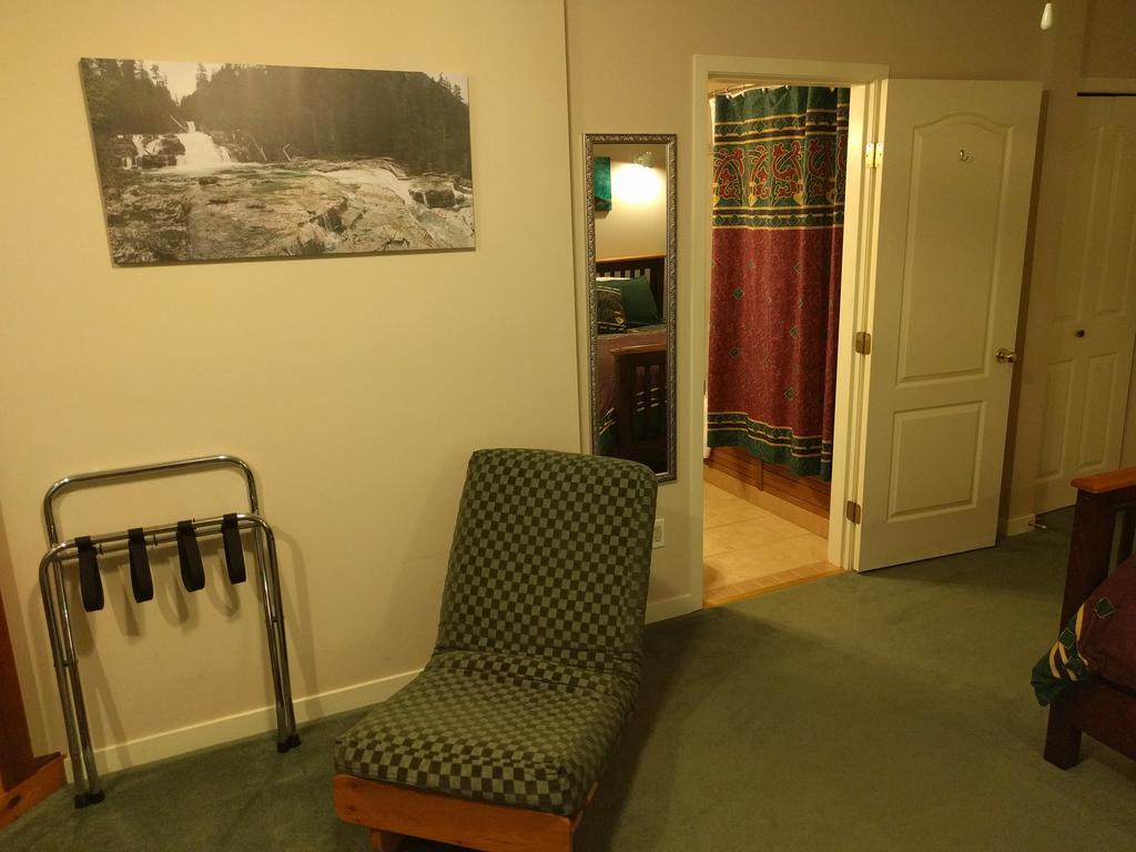 Cedar Wood Lodge Bed & Breakfast Inn Порт Алберни Екстериор снимка