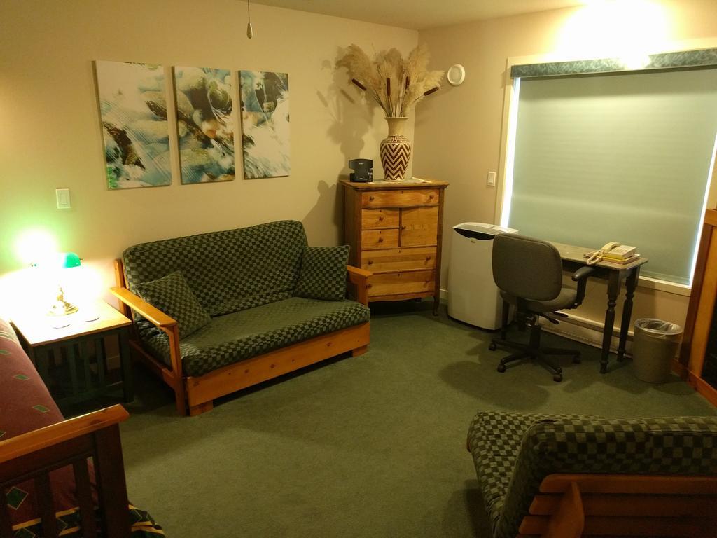 Cedar Wood Lodge Bed & Breakfast Inn Порт Алберни Екстериор снимка