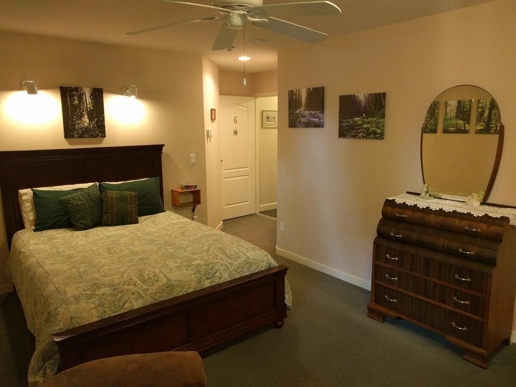Cedar Wood Lodge Bed & Breakfast Inn Порт Алберни Екстериор снимка