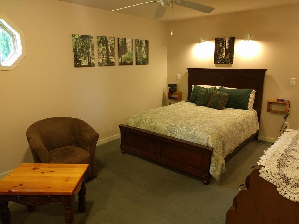Cedar Wood Lodge Bed & Breakfast Inn Порт Алберни Екстериор снимка