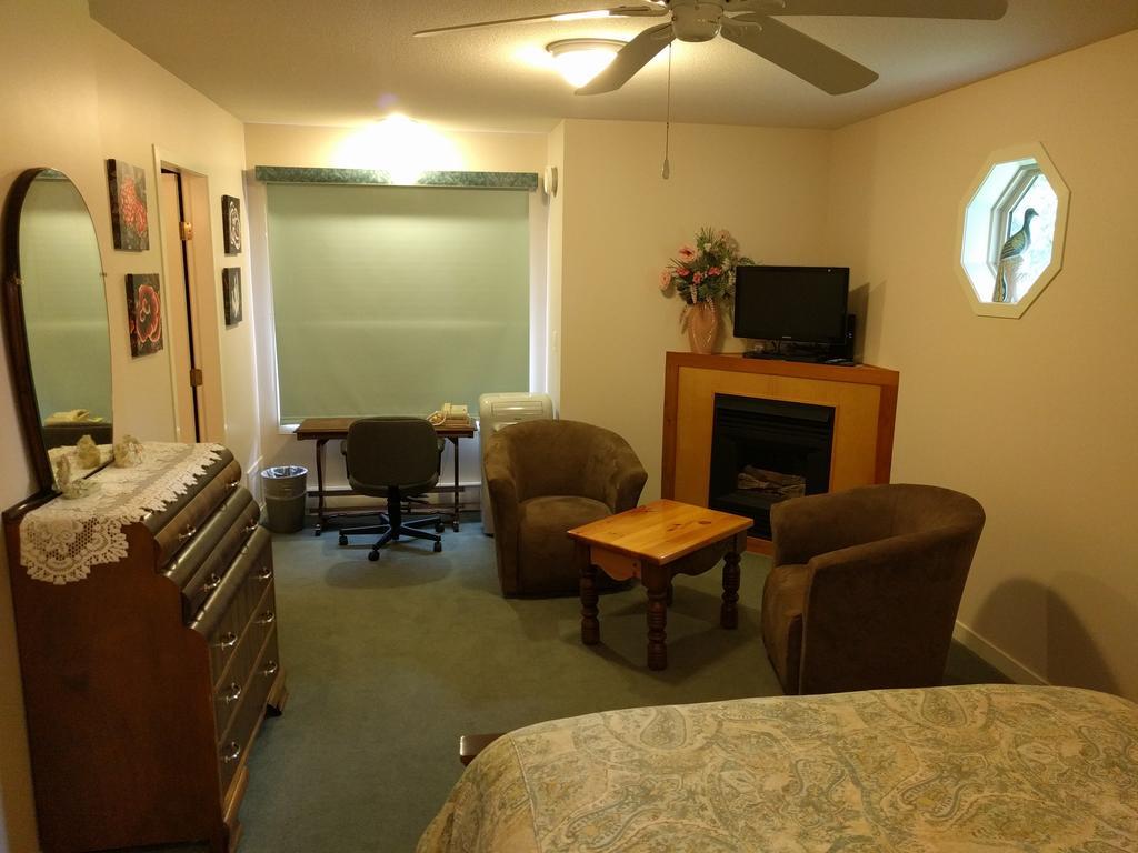 Cedar Wood Lodge Bed & Breakfast Inn Порт Алберни Екстериор снимка