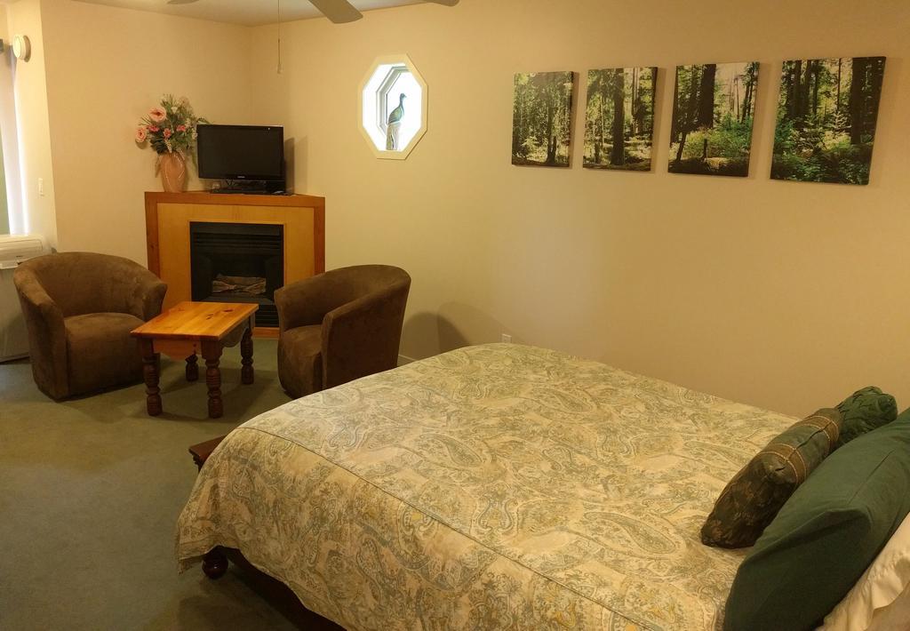Cedar Wood Lodge Bed & Breakfast Inn Порт Алберни Екстериор снимка