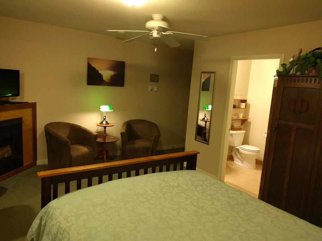 Cedar Wood Lodge Bed & Breakfast Inn Порт Алберни Екстериор снимка