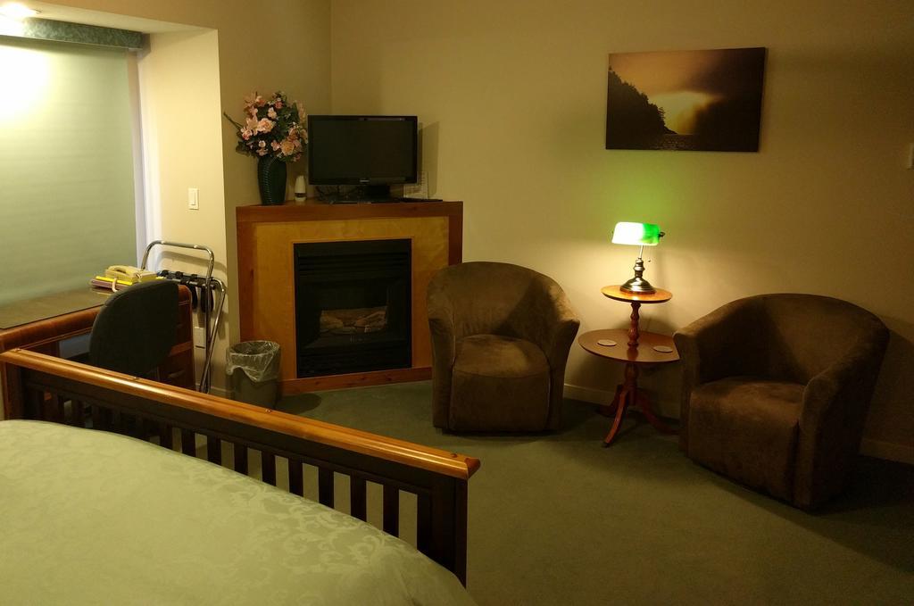 Cedar Wood Lodge Bed & Breakfast Inn Порт Алберни Екстериор снимка