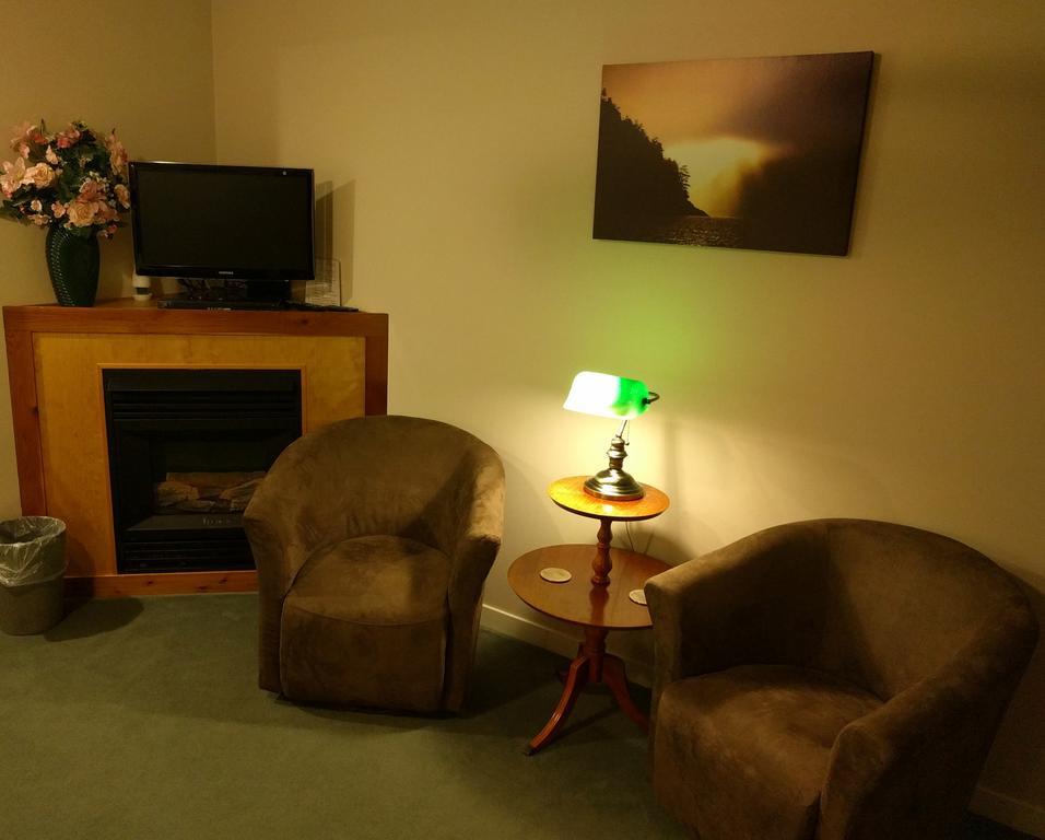 Cedar Wood Lodge Bed & Breakfast Inn Порт Алберни Екстериор снимка
