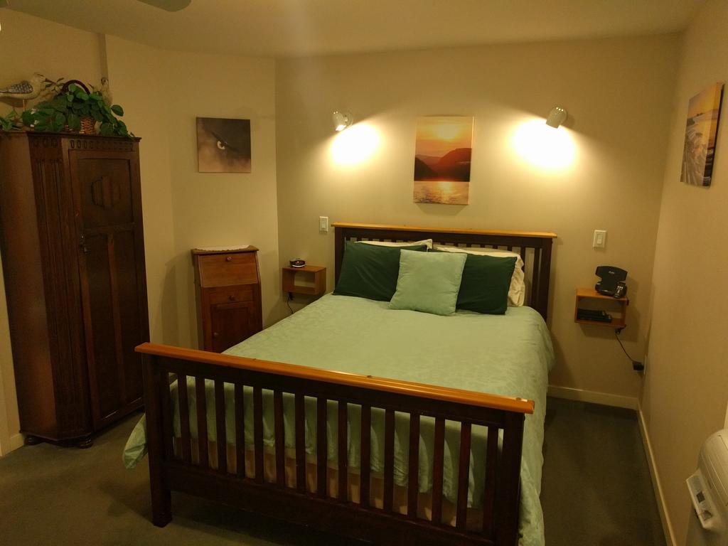 Cedar Wood Lodge Bed & Breakfast Inn Порт Алберни Екстериор снимка