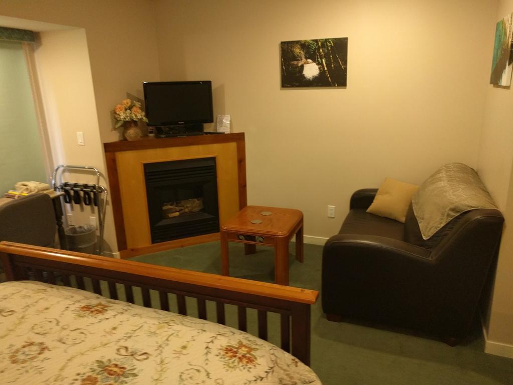Cedar Wood Lodge Bed & Breakfast Inn Порт Алберни Екстериор снимка