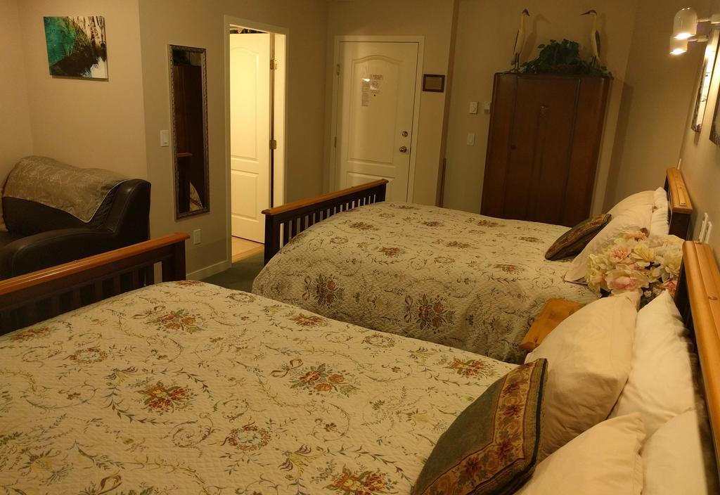 Cedar Wood Lodge Bed & Breakfast Inn Порт Алберни Екстериор снимка