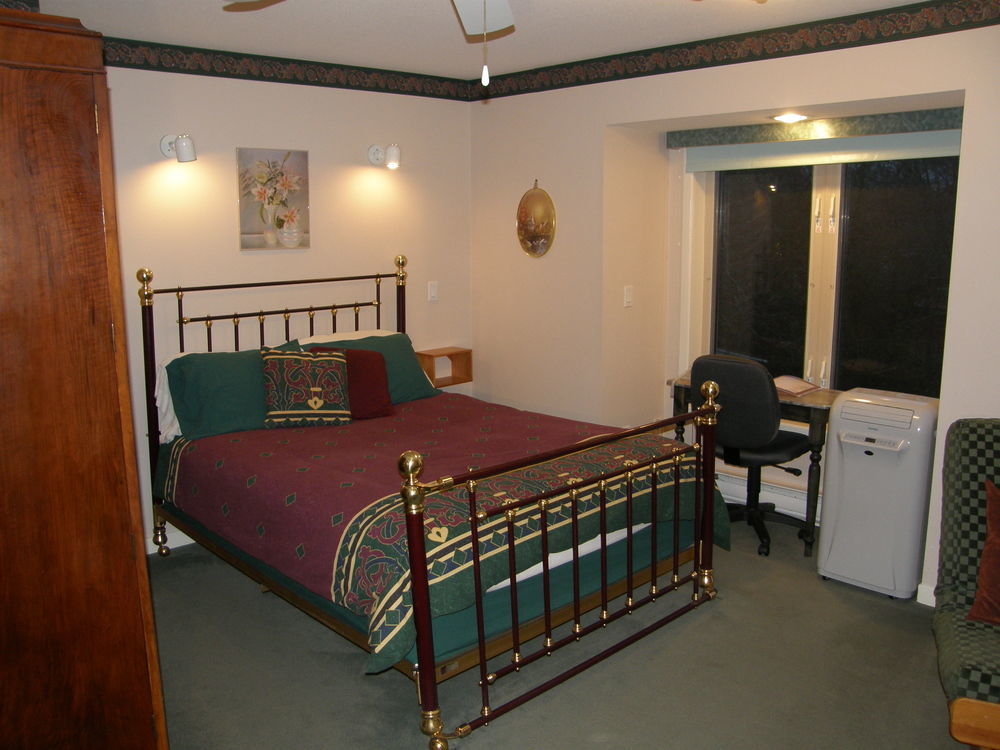 Cedar Wood Lodge Bed & Breakfast Inn Порт Алберни Екстериор снимка