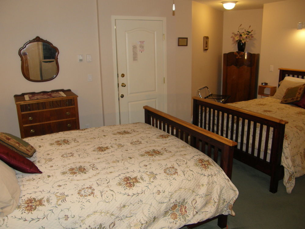 Cedar Wood Lodge Bed & Breakfast Inn Порт Алберни Екстериор снимка