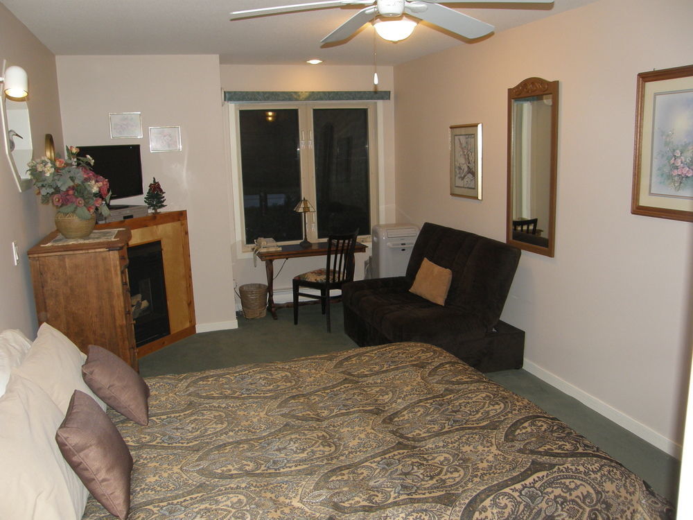 Cedar Wood Lodge Bed & Breakfast Inn Порт Алберни Екстериор снимка