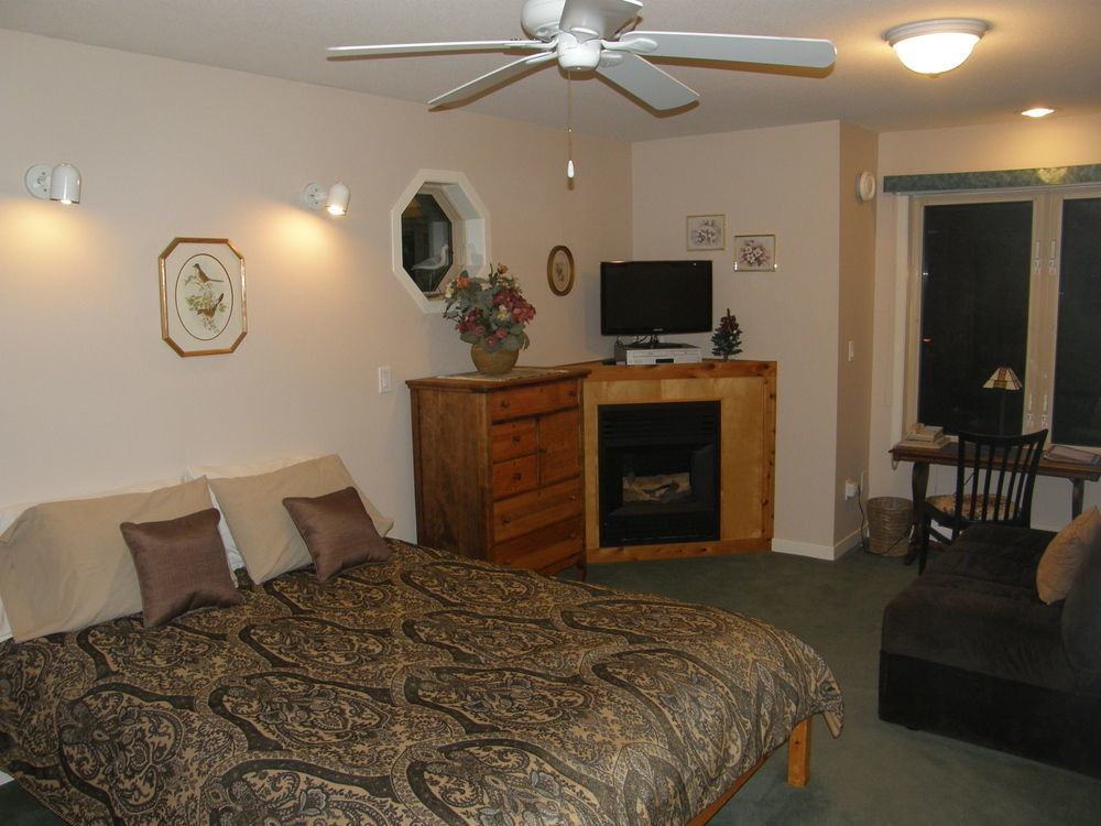 Cedar Wood Lodge Bed & Breakfast Inn Порт Алберни Екстериор снимка