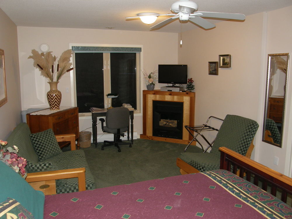 Cedar Wood Lodge Bed & Breakfast Inn Порт Алберни Екстериор снимка