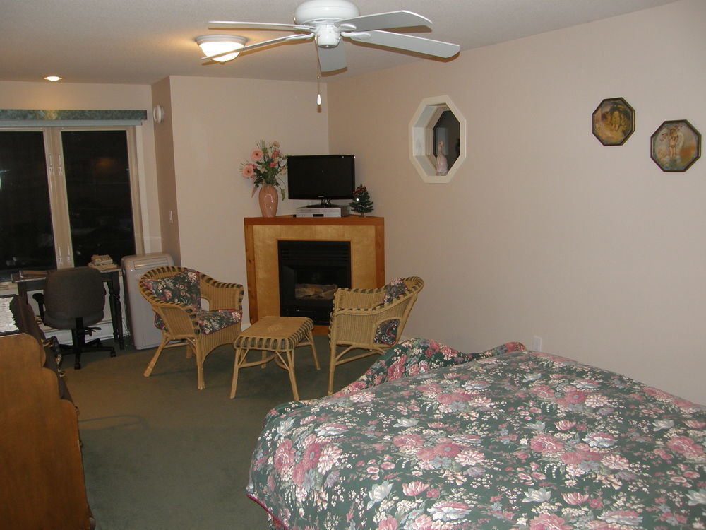 Cedar Wood Lodge Bed & Breakfast Inn Порт Алберни Екстериор снимка