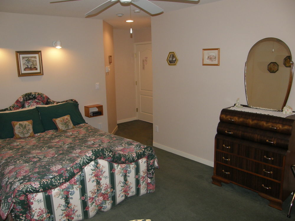 Cedar Wood Lodge Bed & Breakfast Inn Порт Алберни Екстериор снимка