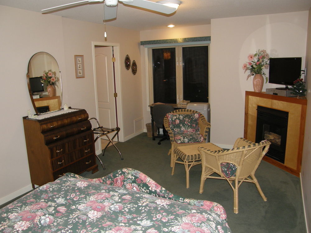 Cedar Wood Lodge Bed & Breakfast Inn Порт Алберни Екстериор снимка
